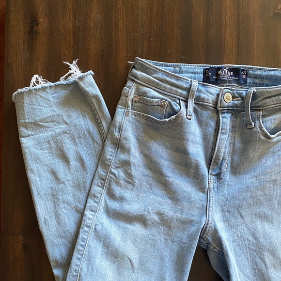 Hollister curvy high rise crop slim straight jeans - Picture 2 of 7